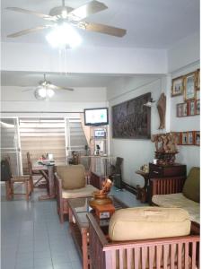 een woonkamer met een bank en een tafel bij OhoWowGood in Chiang Mai