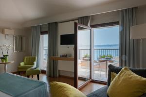 TV a/nebo společenská místnost v ubytování Hotel Eden