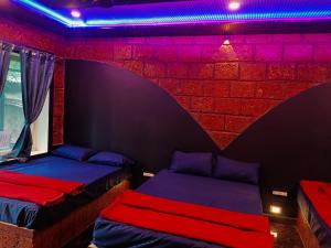 Postel nebo postele na pokoji v ubytování Dandeli redstone cottages