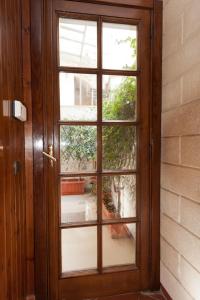 レッチェにあるSWEET HOME LECCE centroの窓の見える木製のドア