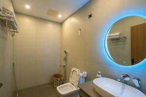 Ένα μπάνιο στο Konnect Inn-New Delhi Railway Station +18 φωτογραφίες