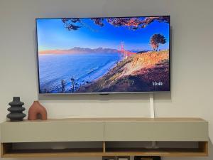 Et tv og/eller underholdning på Sunrise Waterfall at ELLIPSE