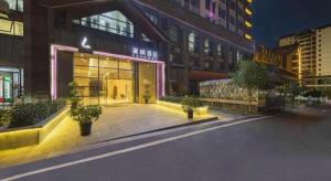 LiboにあるLavande Hotels·Qiannan Liboの売店のある建物のある街道