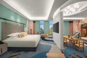 Un dormitorio con una cama y una sala de estar. en Hangzhou Blossom Hotel, en Xiaoshan 187 fotos más