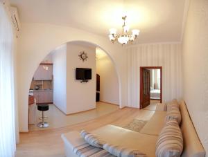 尼古拉耶夫的住宿－洛托斯公寓，客厅中间设有沙发