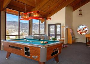 una habitación con mesa de billar en una casa en PowderWood, en Kimball Junction