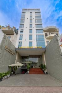 duży biały budynek z napisem na nim w obiekcie A25 Hotel - 55 Cách Mạng Tháng 8 w Ho Chi Minh