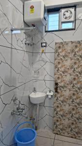 une salle de bain avec un lavabo et des toilettes dans l'établissement Shree Vallabh Resort, à Nathdwara