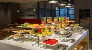 XinqiaoにあるGRACE Select Hotel (Kunshan Huaqiao International Convention Center)の果物と野菜のビュッフェ