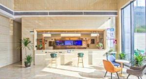 een lobby met stoelen en een balie in een gebouw bij GreenTree Inn Tongxiang Chongfuzhen World Fur Center Branch in Gaoyang