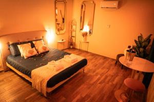 Postel nebo postele na pokoji v ubytování A Stalla di i Sensi - Chambre romantique avec spa