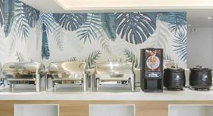 HudaiにあるGreenTree Inn Express Taizhou Jiangyan Hardware Cityの椅子4脚とヘアサロンのある待合室