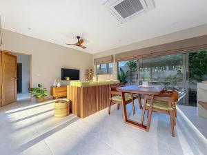 TV a/nebo společenská místnost v ubytování Villa Souimanga 2Bed Balinese style Garden & Pool