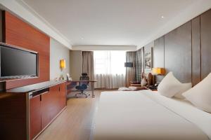 TV a/nebo společenská místnost v ubytování Echeng Hotel Wuhan Optics Valley Square Yangjiawan Metro Station