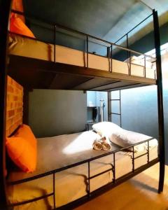 Postel nebo postele na pokoji v ubytování The Royal Chiangkhan Boutique Hotel