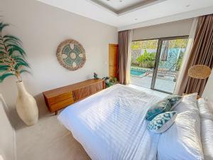 Postel nebo postele na pokoji v ubytování Villa Souimanga 2Bed Balinese style Garden & Pool + 16 fotografií