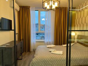 Ένα ή περισσότερα κρεβάτια σε δωμάτιο στο LUXURY Apartment in Podil Plaza & Residents