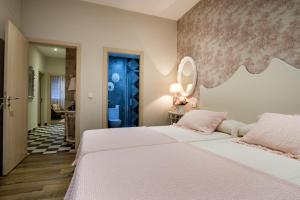 アルスーアにあるLa Casona de Nenéのベッドルーム1室(白いベッド2台、青いドア付)