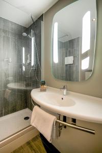 Ett badrum på ibis Paris Le Bourget