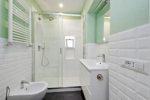 un bagno con doccia, lavandino e WC di Anita a Roma Altre 32 foto
