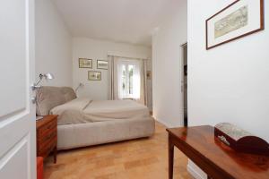 un soggiorno con un letto e un tavolo di Anita a Roma