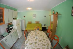 Kuchyňa alebo kuchynka v ubytovaní Apartmani Jenny i Tania