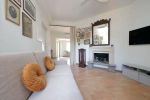 un soggiorno con un divano bianco e un camino di Anita a Roma