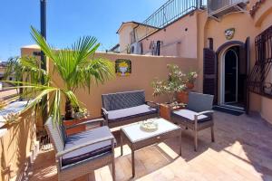 un patio con sedie e un tavolo su un balcone di Anita a Roma