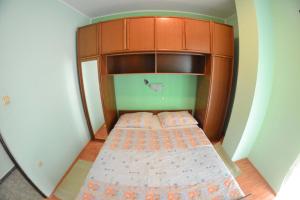 Posteľ alebo postele v izbe v ubytovaní Apartmani Jenny i Tania