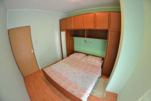 Posteľ alebo postele v izbe v ubytovaní Apartmani Jenny i Tania