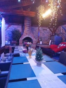 DrăgăneasaにあるCasa RiAnの暖炉のある長いテーブルのある部屋 +90枚の写真