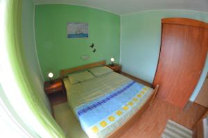 Posteľ alebo postele v izbe v ubytovaní Apartmani Jenny i Tania