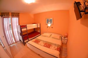 Posteľ alebo postele v izbe v ubytovaní Apartmani Jenny i Tania