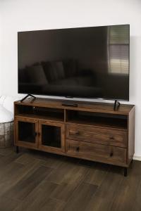 Μια τηλεόραση ή/και κέντρο ψυχαγωγίας στο Cozy House in Mayberry