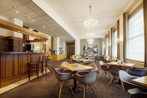 Reštaurácia alebo iné gastronomické zariadenie v ubytovaní Central Hotel Prague