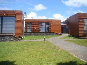 ein Haus mit einem Weg, der dorthin führt in der Unterkunft ALLuar Lodge in Angra do Heroísmo