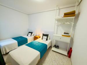 Habitación con 2 camas y estante en apartment arrecife beyond, en Arrecife