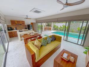 Bazén v ubytování Villa Souimanga 2Bed Balinese style Garden & Pool nebo v jeho okolí