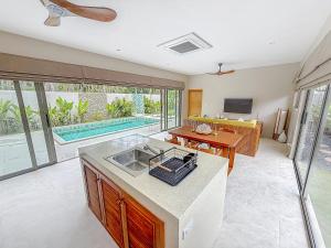 Bazén v ubytování Villa Souimanga 2Bed Balinese style Garden & Pool nebo v jeho okolí