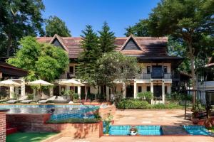 ein Haus mit einem Swimmingpool davor in der Unterkunft B2 Suthep Night Market Premier Resort in Chiang Mai