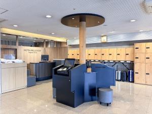 een lobby met een kassa in een gebouw bij Hotel Belleview Nagasaki Dejima in Nagasaki +17 foto's