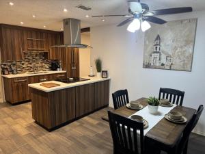a kitchen and dining room with a table and a ceiling fan at Cozy House in Mayberry in Mission