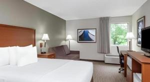 TV a/nebo společenská místnost v ubytování Days Inn Springfield South