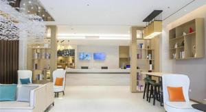 ein Raum mit Stühlen und einer Bar in einem Geschäft in der Unterkunft City Comfort Inn Baise Uprising Memorial Park Laiyu in Qitang