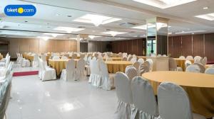 Restaurace v ubytování Regent's Park Hotel at Kayutangan Malang + 238 fotografií