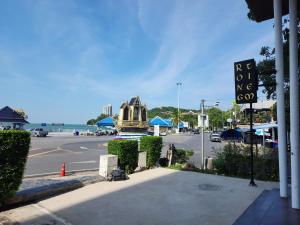 Fotografie z fotogalerie ubytování The High One Bangsaen v destinaci Ban Laem Thaen