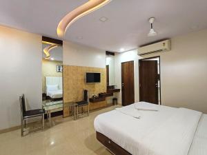 TV a/nebo společenská místnost v ubytování Great Samrat Residency