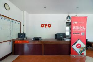 Una oficina con un cartel de omo en un escritorio. en OYO 794 Nice Mum Lodge, en Chiang Mai