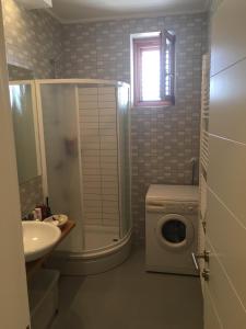 W łazience znajduje się pralka i umywalka. w obiekcie Apartment Babindo w mieście Bjelašnica