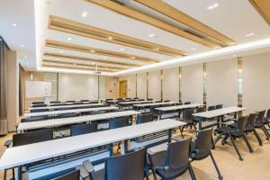 a classroom with rows of tables and chairs at Atour Hotel Weihai Shidao in Dongshan